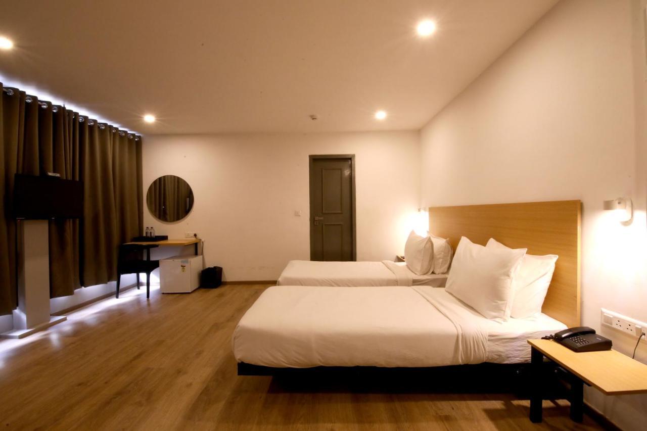 גנדהינאגר Crayon Hotels מראה חיצוני תמונה