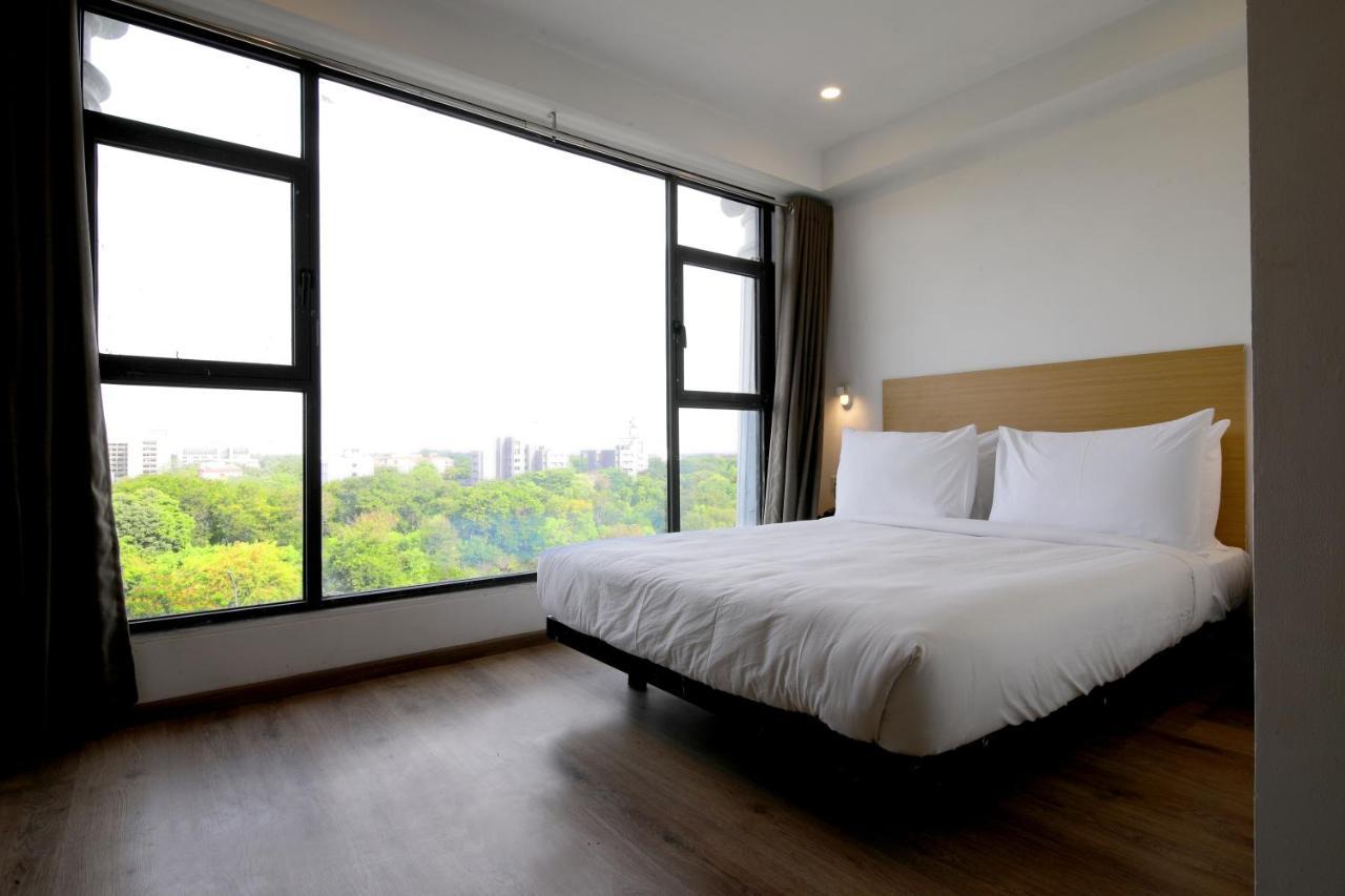 גנדהינאגר Crayon Hotels מראה חיצוני תמונה
