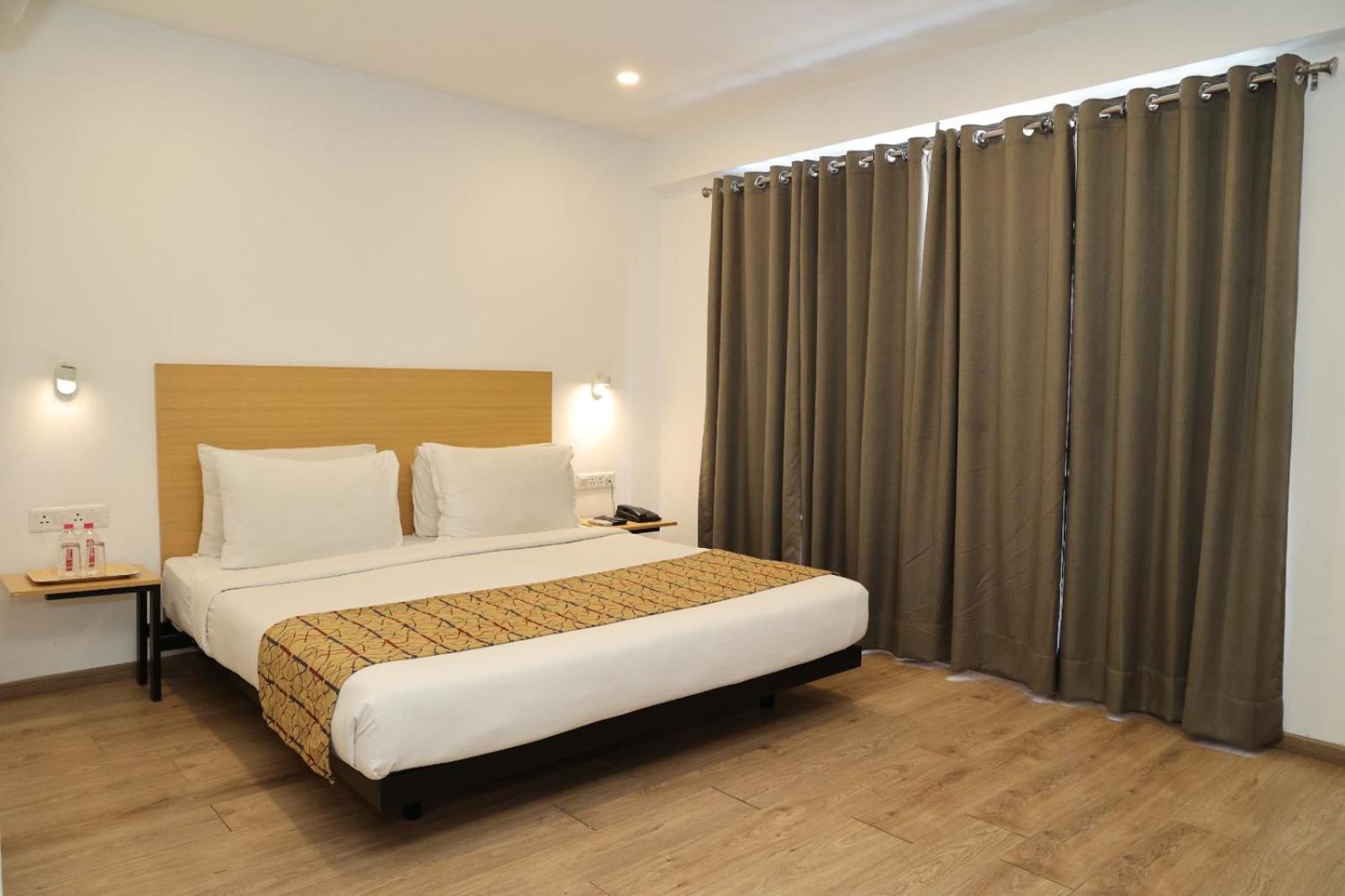 גנדהינאגר Crayon Hotels מראה חיצוני תמונה